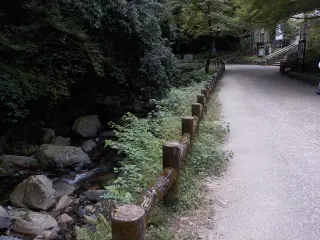 10月8日（木）、9日（金）滝道沿いで除草作業をおこないます